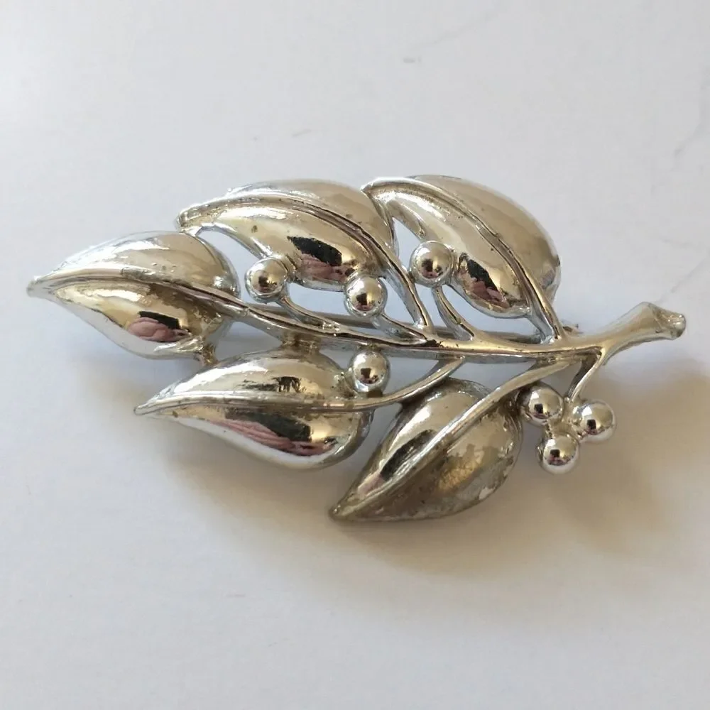 SARAH COVENTRY Berry Leaf Brooch Branch Pin VTG ‎ Silent Spring Silver Tone 1970